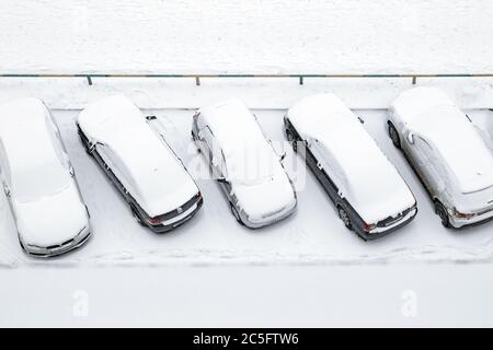 Moscou 28/01/2020 voitures sur le parking en plein air couvert de neige, vue de dessus Banque D'Images