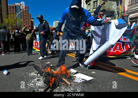 La Paz, LA PAZ, Bolivie. 2 juillet 2020. Les enseignants des zones rurales protestent aujourd'hui à la Paz, en Bolivie, le 2 juillet 2020. Après une marche massive dans le centre de la ville pour la défense de l'éducation fiscale gratuite, ils ont brûlé une poupée représentant le ministre Victor Hugo Cardenas dont ils demandent la démission., devant le ministère de l'éducation crédit: Christian Lombardi/ZUMA Wire/Alamy Live News Banque D'Images