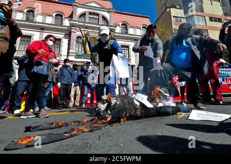 La Paz, LA PAZ, Bolivie. 2 juillet 2020. Les enseignants des zones rurales protestent aujourd'hui à la Paz, en Bolivie, le 2 juillet 2020. Après une marche massive dans le centre-ville pour la défense de l'éducation fiscale gratuite, ils ont brûlé une poupée représentant le ministre V'ctor Hugo C''rdenas dont ils demandent la démission., devant le ministère de l'éducation. Crédit: Christian Lombardi/ZUMA Wire/Alay Live News Banque D'Images