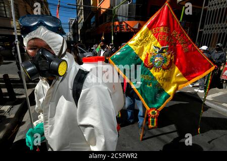 La Paz, LA PAZ, Bolivie. 2 juillet 2020. Les présidents de Juntas Vecinales sont venus manifester à la Paz, en Bolivie, aujourd'hui le 2 juillet 2020. Les présidents de Juntas Vecinales de divers quartiers de la ville sont venus protester contre le maire de la ville, Luis Revilla, qui veut réduire ses budgets crédit: Christian Lombardi/ZUMA Wire/Alay Live News Banque D'Images