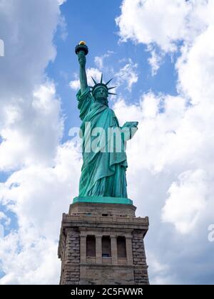 Vue rapprochée de la Statue de la liberté en Amérique, par une chaude journée d'été Banque D'Images