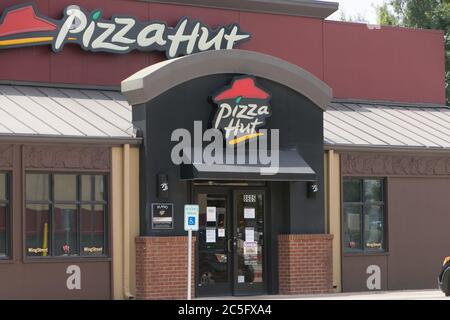 Plano, États-Unis. 2 juillet 2020. Un restaurant Pizza Hut est vu à Plano, Texas, aux États-Unis, le 2 juillet 2020. NPC International, le plus grand franchisé américain de Pizza Hut, a déposé sa faillite le 1er juillet. La société exploite plus de 1200 cabines de pizza et près de 400 restaurants Wendy's. Crédit : Dan Tian/Xinhua/Alay Live News Banque D'Images