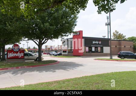 Plano, États-Unis. 2 juillet 2020. Un restaurant Wendy's est vu à Plano, Texas, États-Unis, le 2 juillet 2020. NPC International, le plus grand franchisé américain de Pizza Hut, a déposé sa faillite le 1er juillet. La société exploite plus de 1200 cabines de pizza et près de 400 restaurants Wendy's. Crédit : Dan Tian/Xinhua/Alay Live News Banque D'Images