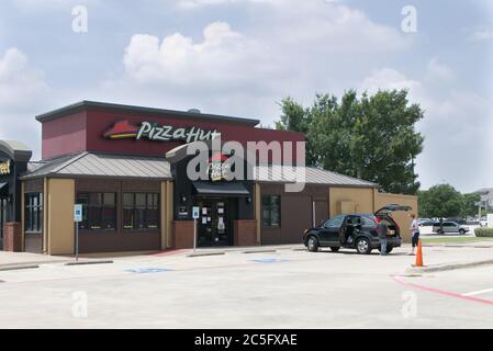 Plano, États-Unis. 2 juillet 2020. Un restaurant Pizza Hut est vu à Plano, Texas, aux États-Unis, le 2 juillet 2020. NPC International, le plus grand franchisé américain de Pizza Hut, a déposé sa faillite le 1er juillet. La société exploite plus de 1200 cabines de pizza et près de 400 restaurants Wendy's. Crédit : Dan Tian/Xinhua/Alay Live News Banque D'Images