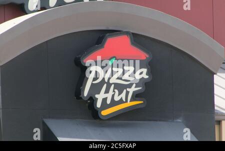 Plano, États-Unis. 2 juillet 2020. Le logo d'un restaurant Pizza Hut est visible à Plano, Texas, États-Unis, le 2 juillet 2020. NPC International, le plus grand franchisé américain de Pizza Hut, a déposé sa faillite le 1er juillet. La société exploite plus de 1200 cabines de pizza et près de 400 restaurants Wendy's. Crédit : Dan Tian/Xinhua/Alay Live News Banque D'Images