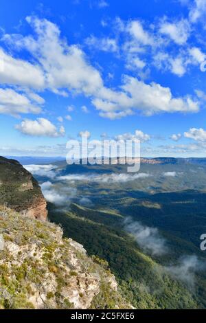 Vue sur la brume dans la vallée de Wentworth Falls, dans les Blue Mountains à l'ouest de Sydney, en Australie Banque D'Images