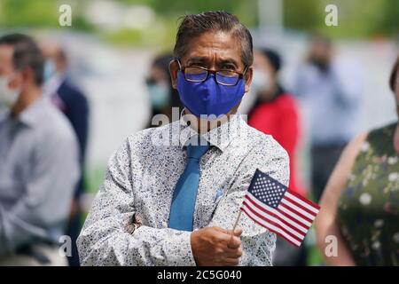 Hazelwood, États-Unis. 02 juillet 2020. Danilo Calibo Abello, des Philippines, sera assermenté comme citoyen américain, lors d'une cérémonie de naturalisation à Hazelwood, Missouri, le jeudi 2 juillet 2020. 54 les pétitionnaires ont prêté serment, car ils se sont tenus à l'extérieur, à des températures de 90 degrés, en prenant des distances sociales et en portant des masques. Photo de Bill Greenblatt/UPI crédit: UPI/Alay Live News Banque D'Images