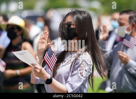 Hazelwood, États-Unis. 02 juillet 2020. Petitoner lu Wang de Chine, prend le serment de naturalisation comme elle est assermentée en tant que citoyen américain, lors d'une cérémonie de naturalisation à Hazelwood, Missouri, le jeudi 2 juillet 2020. 54 les pétitionnaires ont prêté serment, car ils se sont tenus à l'extérieur, à des températures de 90 degrés, en prenant des distances sociales et en portant des masques. Photo de Bill Greenblatt/UPI crédit: UPI/Alay Live News Banque D'Images