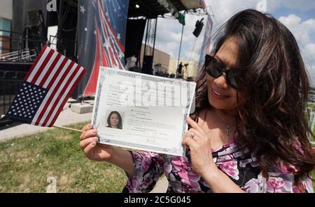 Hazelwood, États-Unis. 02 juillet 2020. Prêt Kim Bui, du Vietnam, affiche fièrement son certificat de naturalisation après avoir été assermenté en tant que citoyen américain, lors d'une cérémonie de naturalisation à Hazelwood, Missouri, le jeudi 2 juillet 2020. 54 les pétitionnaires ont prêté serment, car ils se sont tenus à l'extérieur, à des températures de 90 degrés, en prenant des distances sociales et en portant des masques. Photo de Bill Greenblatt/UPI crédit: UPI/Alay Live News Banque D'Images