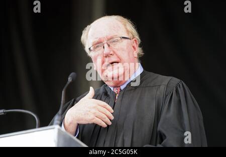 Hazelwood, États-Unis. 02 juillet 2020. L'honorable Rodney Sipple, juge en chef du district de l'est du Missouri aux États-Unis, s'adresse à 54 pétitionnaires lors d'une cérémonie de naturalisation à Hazelwood, Missouri, le jeudi 2 juillet 2020. Les pétitionnaires ont prêté serment, car ils se sont tenus à l'extérieur, à des températures de 90 degrés, en prenant des distances sociales et en portant des masques. Photo de Bill Greenblatt/UPI crédit: UPI/Alay Live News Banque D'Images