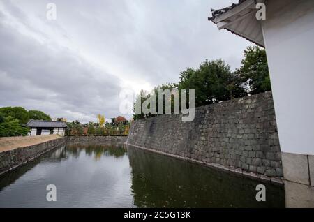 Fortification du château de Nijojo à Kyoto Japon pendant la saison d'automne. Le château de Nijo est composé de deux anneaux concentriques de fortifications. Banque D'Images