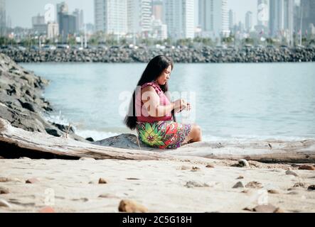 Femme indigène Weaving Coaster pour les touristes au Panama Banque D'Images