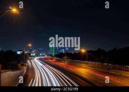 Plusieurs voies Highway menant au centre-ville de Dallas Skyline Banque D'Images