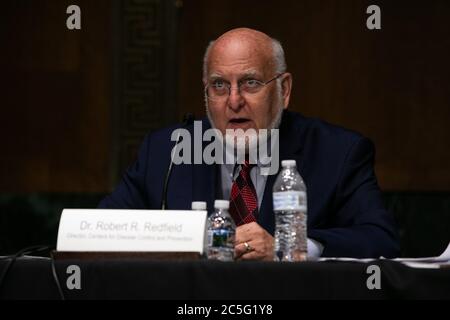 Le Dr Robert Redfield, directeur des centres de contrôle et de prévention des maladies, témoigne à Capitol Hill, à Washington, le jeudi 2 juillet 2020, lors d'une audience du sous-comité du Sénat sur la fabrication d'un vaccin contre le coronavirus, tenue par le cabinet du travail, de la santé et des services sociaux, de l'éducation et des organismes connexes. Crédit : Graeme Jennings/Pool via CNP | usage dans le monde entier Banque D'Images