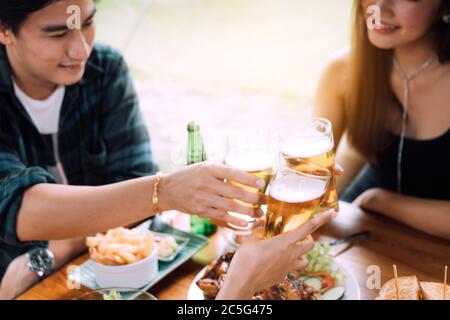 Les amis asiatiques Teeneger se régalent de verres tout en dégustant un dîner dans un restaurant. Banque D'Images