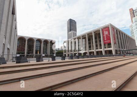 Le Lincoln Center Plaza, qui abrite le met Opera et le NY Philharmonic, est fermé en raison de la pandémie du coronavirus ou du covid-19 Banque D'Images