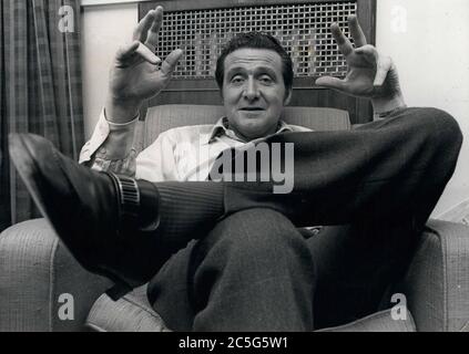 Vers 1961 - Angleterre, Royaume-Uni - PATRICK MACNEE a une conversation entre les prises d'un épisode de la nouvelle série télévisée de 'The Avengers'. (Image de crédit : © Keystone Press Agency/Keystone USA via ZUMAPRESS.com) Banque D'Images