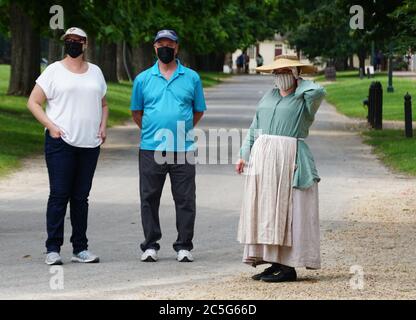 Williamsburg, Virginie, États-Unis - 30 juin 2020 - les visiteurs et un guide portant un masque, le cas échéant Banque D'Images