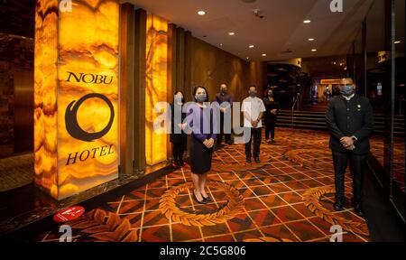 Las Vegas, Nevada, États-Unis. 2 juillet 2020. ***COUVERTURE DE LA MAISON*** Nobu Hotel Caesars Palace Directeur général Martha Morales et l'équipe accueillent les invités de retour à Nobu Hotel alors que Caesars Entertainment Corporation reprend ses activités à Nobu Hotel Caesars Palace à Las Vegas, NV le 2 juillet 2020. Crédit : Erik Kabok Photographie/Media Punch/Alamy Live News Banque D'Images