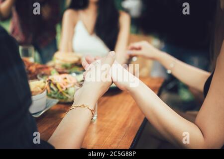 Les familles prient avant le dîner de Thanksgiving à la maison. Banque D'Images