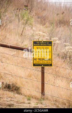 Un panneau indiquant que la région est un sanctuaire de la faune et que personne n'est autorisé dans la région. Banque D'Images