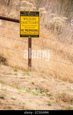 Un panneau indiquant que la région est un sanctuaire de la faune et que personne n'est autorisé dans la région. Banque D'Images