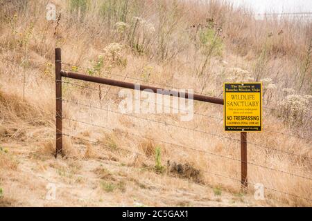 Un panneau indiquant que la région est un sanctuaire de la faune et que personne n'est autorisé dans la région. Banque D'Images