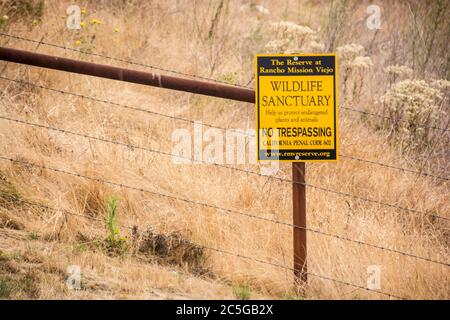 Un panneau indiquant que la région est un sanctuaire de la faune et que personne n'est autorisé dans la région. Banque D'Images
