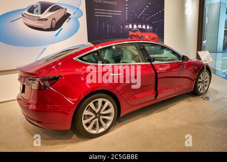 BERLIN, ALLEMAGNE - VERS SEPTEMBRE 2019 : Red Model 3 exposé dans la salle d'exposition de Tesla dans le Mall of Berlin. Banque D'Images