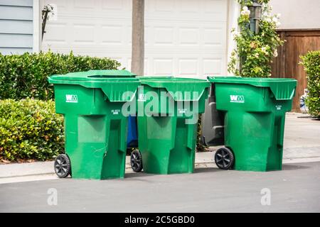 Trois grands trashcans utilisés pour le recyclage; Mission Viejo, Californie. Banque D'Images