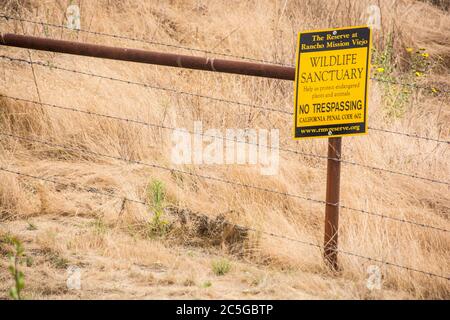Un panneau indiquant que la région est un sanctuaire de la faune et que personne n'est autorisé dans la région. Banque D'Images