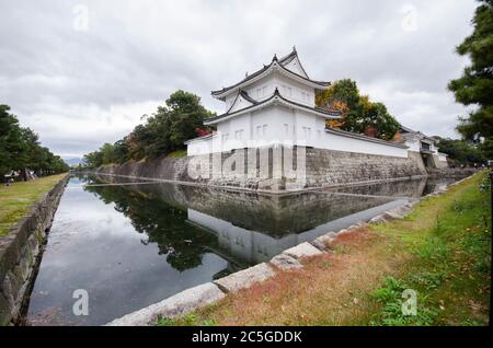 Fortification du château de Nijojo à Kyoto Japon pendant la saison d'automne. Le château de Nijo est composé de deux anneaux concentriques de fortifications. Banque D'Images