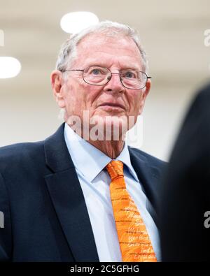 Washington, États-Unis. 02 juillet 2020. États-Unis le sénateur Jim Inhofe parle avec des journalistes près du métro du Sénat. Crédit : SOPA Images Limited/Alamy Live News Banque D'Images