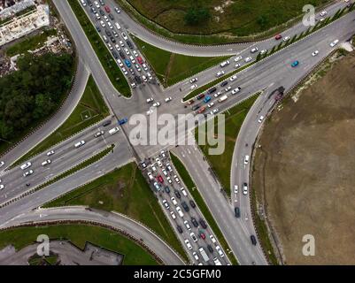 Vue de dessus en bas de l'intersection avec des véhicules bondés Banque D'Images