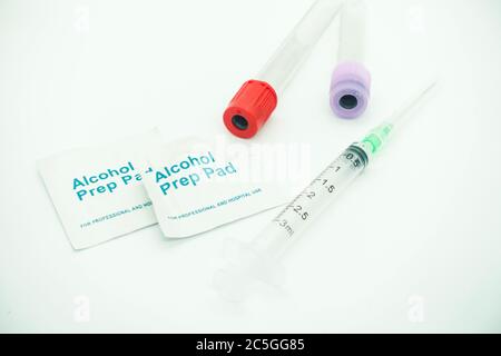 kit de prélèvement sanguin, seringue vide avec aiguille, tube de prélèvement sanguin et écouvillon d'alcool, concept médical Banque D'Images