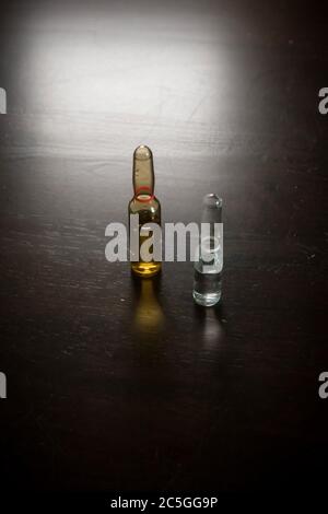 Ampoules de médicaments pour injections intraveineuses sur fond de bois, concept médical Banque D'Images