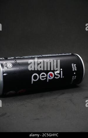 Une bouteille de pepsi noir sur fond noir isolé, une boisson gazeuse sans calories, choix plus sain Banque D'Images