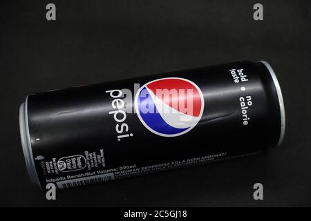 Une bouteille de pepsi noir sur fond noir isolé, une boisson gazeuse sans calories, choix plus sain Banque D'Images