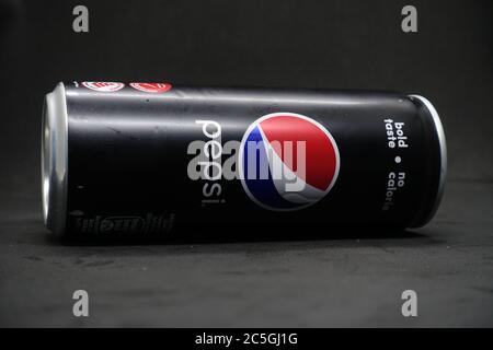 Une bouteille de pepsi noir sur fond noir isolé, une boisson gazeuse sans calories, choix plus sain Banque D'Images