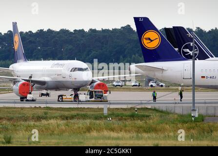 02 juillet 2020, Brandebourg, Schönefeld: Un Airbus A320-200 de la compagnie aérienne Lufthansa est stationné au bord du tarmac. Photo: Soeren Stache/dpa-Zentralbild/ZB Banque D'Images