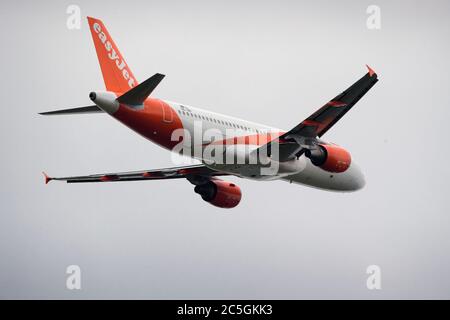 02 juillet 2020, Brandebourg, Schönefeld: Un Airbus A320-200 de la compagnie aérienne easyJet Europe dévolera de la piste de l'aéroport pour son vol vers Corfou. Photo: Soeren Stache/dpa-Zentralbild/ZB Banque D'Images