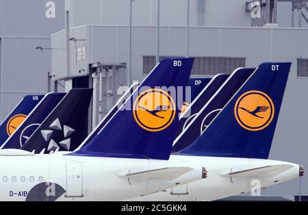 02 juillet 2020, Brandebourg, Schönefeld: Les avions de la compagnie aérienne Lufthansa se tiennent côte à côte au bord du tarmac. Photo: Soeren Stache/dpa-Zentralbild/ZB Banque D'Images