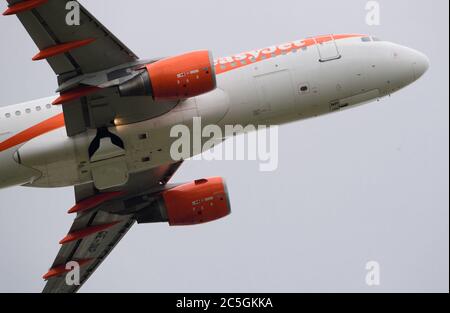 02 juillet 2020, Brandebourg, Schönefeld: Un Airbus A320-200 de la compagnie aérienne easyJet Europe dévolera de la piste de l'aéroport pour son vol vers Corfou. Photo: Soeren Stache/dpa-Zentralbild/ZB Banque D'Images