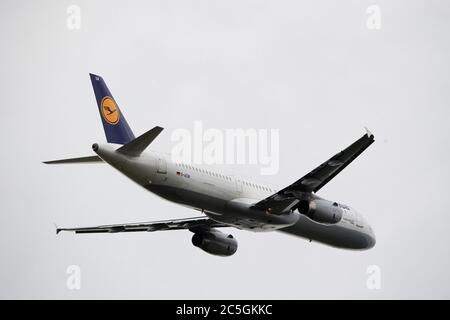 02 juillet 2020, Brandebourg, Schšnefeld: Un Airbus A321-200 'Stade' de la compagnie aérienne Lufthansa part de l'aéroport. Photo: Soeren Stache/dpa-Zentralbild/ZB Banque D'Images