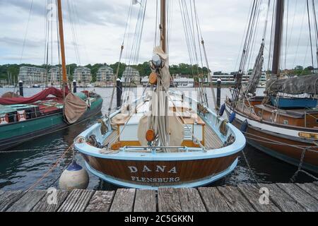 Flensburg, Allemagne. 02 juillet 2020. Des voiliers historiques sont amarrés dans le port du musée. Credit: Jörg Carstensen/dpa/Alay Live News Banque D'Images