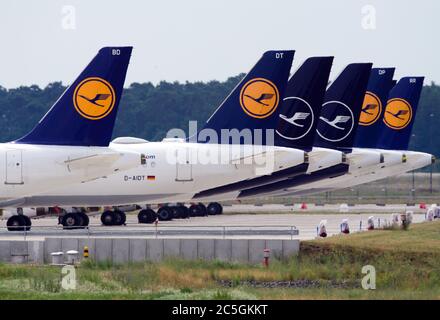 02 juillet 2020, Brandebourg, Schönefeld: Les avions de la compagnie aérienne Lufthansa se tiennent côte à côte au bord du tarmac. Photo: Soeren Stache/dpa-Zentralbild/ZB Banque D'Images