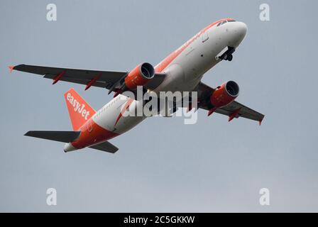 02 juillet 2020, Brandebourg, Schönefeld: Un Airbus A320-200 de la compagnie aérienne easyJet Europe dévolera de la piste de l'aéroport pour son vol vers Corfou. Photo: Soeren Stache/dpa-Zentralbild/ZB Banque D'Images