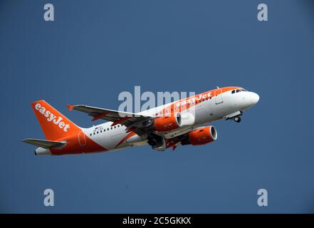 02 juillet 2020, Brandebourg, Schönefeld: Un Airbus A320-200 Sharklets de la compagnie aérienne easyJet Europe dévolera de la piste de l'aéroport pour son vol vers Pristina. Photo: Soeren Stache/dpa-Zentralbild/ZB Banque D'Images