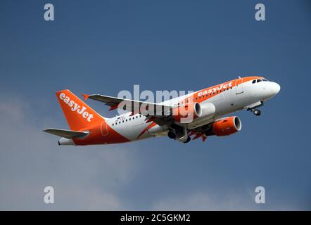 02 juillet 2020, Brandebourg, Schönefeld: Un Airbus A320-200 Sharklets de la compagnie aérienne easyJet Europe dévolera de la piste de l'aéroport pour son vol vers Pristina. Photo: Soeren Stache/dpa-Zentralbild/ZB Banque D'Images