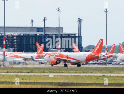 02 juillet 2020, Brandebourg, Schönefeld: Les avions de la compagnie easyJet se tiennent côte à côte à l'aéroport en face du terminal BER. Photo: Soeren Stache/dpa-Zentralbild/ZB Banque D'Images